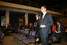 Uczestnik seminarium przemawia do mikrofonu