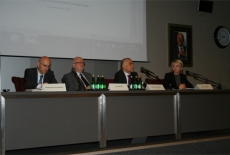 Za stołem prezydialnym siedzą od lewej: Przemysław Wyganowski, Jan Pastwa, Maciej Popowski, Anna Paszka