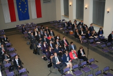 Uczestnicy spotkanie siedzą na auli
