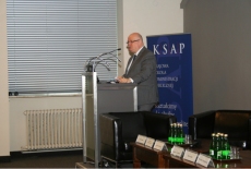 Dyrektor Krajowej Szkoły Administracji Publicznej Jan Pastwa przemawia przy mównicy do uczestników sesji warsztatowej.