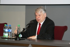Marszałek Senatu RP Bogdan Borusewicz mówi siedzą przy stole prezydialnym.
