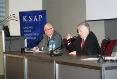 Marszałek Senatu RP Bogdan Borusewicz przemawia do zebranych obok niego siedzi Dyrektor szkoły Jan Pastwa