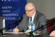 Dyrektor Krajowej Szkoły Administracji Publicznej Jan Pastwa notuje podczas wykładu.