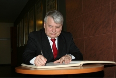 Marszałek Senatu RP Bogdan Borusewicz wpisuje się do księgi pamiątkowej.