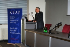 Profesor Włodzimierz Bojarski wygłasza wykład stojąc przy mównicy.