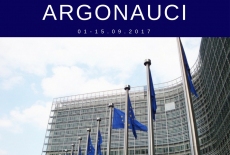 Duży napis na niebieskim tle Argonauci na górze, poniżej powiewające flagi UE