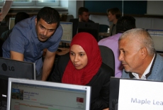 Troje uczestników szkolenia z Libii pracujących przy komputerze