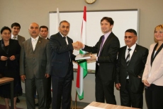 Zdjęcie grupowe na którym Pan Marcin Sakowicz ściska dłoń z jednym z członków delegacji