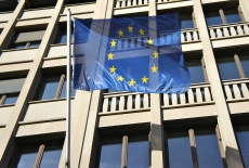 Flaga UE na tle budynku.