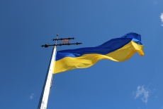Flaga Ukrainy na maszcie powiewa na wietrze