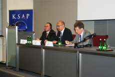 Za stołem prezydialnym siedzi od lewej: Zastępca Dyrektora KSAP Marek Haliniak, Francuski Sekretarz Stanu Harlem Désir i uczestnik spotkania.