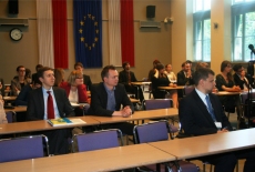 Widok na salę i uczestników spotkania z niemieckim sekretarzem stanu do spraw europejskich Michaelem Rothem. W tle flagi Polski i Uni Europejskiej.