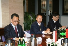 Przedstawiciele Shanghai Administration Institute siedzą przy stole.