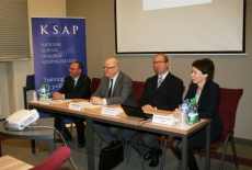 Za stołem prezydialnym siedzą od lewej: Zastępca Dyrektora Marek Haliniak, Dyrektor Jan Pastwa, Lech Marcinkowski, Katarzyna Woś. 