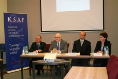 Za stołem prezydialnym siedzą od lewej: Zastępca Dyrektora Marek Haliniak, Dyrektor Jan Pastwa, Lech Marcinkowski, Katarzyna Woś. 