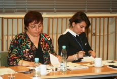 Dwie uczestniczki wizyty studyjnej siadząc przy stole czytają dokumenty.