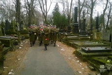 Wojskowa orkiestra idzie na cmentarzu.