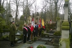 Poczet sztandarowy KSAP stoi na cmentarzu.