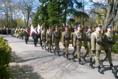 Poczet sztandarowy KSAP idzie za trumną w dwuszeregu z żołnierzami