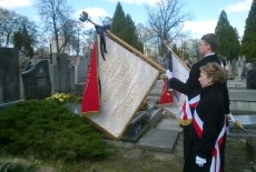 Poczet sztandarowy na cmentarzu na pogrzebie prof. Andrzeja Ajnenkiela