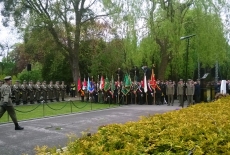 Żołnierz maszeruje przed zgromadzonymi żałobnikami.