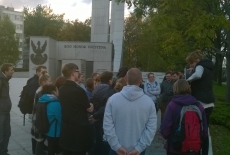 Grupa słuchaczy KSAP stojąca pod pomnikiem Polskiego Państwa Podziemnego i Armii Krajowej