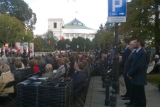 Ludzie zgromadzeni podczas uroczystości państwowych pod pomnikiem Polskiego Państwa Podziemnego i Armii Krajowej