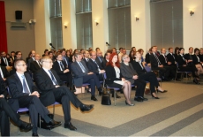 Zdjęcie sali i zgromadzonych w niej uczestników uroczystości wręczenia dyplomów słuchaczom XXIV Promocji Krajowej Szkoły Administracji Publicznej