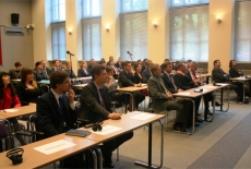 Widok na salę zapełnioną siedzącymi uczestnikami wykładu.