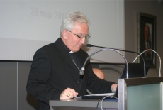 Jego Ekscelencja abp Celestino Migliore przemawia przy mównicy.