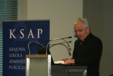 Jego Ekscelencja abp Celestino Migliore przemawia do mikrofonu przy mównicy.
