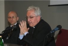 Jego Ekscelencja abp Celestino Migliore mówi do mikrofonu.