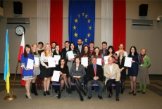 Zdjęcie grupowe uczestników Seminarium Zarządzanie rozwojem społecznym i ekonomicznym w Polsce.