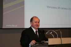 Pan Krzysztof Pietraszkiewicz, prezes Związku Banków Polskich stoi przy mównicy i przemawia