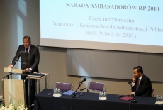 Siegriej Ławrow stoi przy mównicy i przemawia, obok siedzi minister sikorski