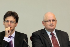 Pan Marcin Zaborowski i Pan Jan Pastwa siedza przy stole