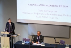 minister Sikorski stoi przy mównicy i przemawia, obok siedzi Siegriej Ławrow