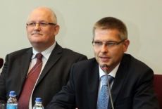Pan Marcin Kubiak mówi do mikrofonu, obok siedzi Pan Jan Pastwa