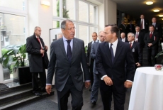 Minister sikorski oraz Siegriej Ławrow wychodzą z budynku KSAP