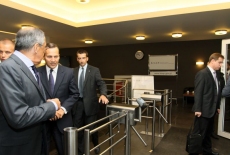 Minister sikorski oraz ambasador wychodzą z budynku KSAP