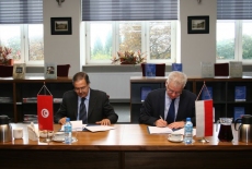 Dyrektor Ecole Nationale d’Administration de Tunis oraz Dyrektor KSAP podpisują list intencyjny