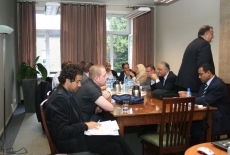 Przedstawiciele delegacji siedza przy stole
