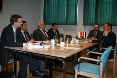 przedstawiciele KSAP i Delegacji Iraku siedza przy stole i rozmawiają