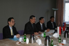 przedstawiciele delegacji siedzi przy stole