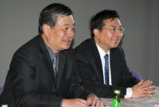Dwóch przedstawicieli delegacji siedzi przy stole