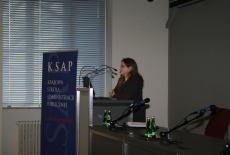 Pani Katarzyna Szarkowska stoi przy mównicy i przemawia