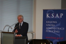 Dyrektor KSAP Jacek Czaputowicz przemawia na mównicy