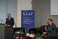 Dyrektor KSAP Jacek Czaputowicz przemawia na mównicy obok na fotelu siedzi Pan Paweł Świeboda 