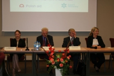 Przy stole siedzą Pani Katarzyna Pełczyńska – Nałęcz, Dyrektor KSAP Jacek Czaputowicz, Ryszard Rapacki Anna Paszka