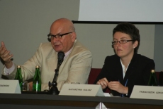 prof. Marek Kosewski i Pani Katarzyna Kalisz siedzą przy stole 